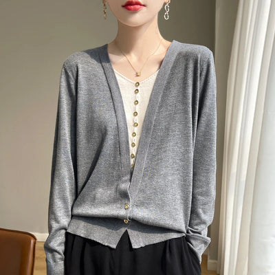 Fall/Winter 2024 New 100% Merino Wool Fashion Knitted Cardigan Women's V-neck Colour-matching Shirt Wearing a Knitwear