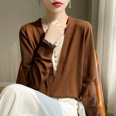 Fall/Winter 2024 New 100% Merino Wool Fashion Knitted Cardigan Women's V-neck Colour-matching Shirt Wearing a Knitwear