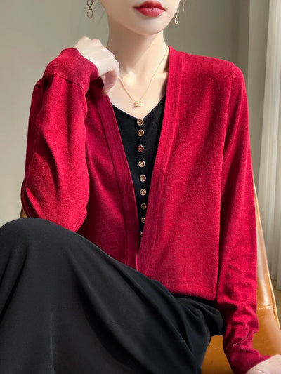 Fall/Winter 2024 New 100% Merino Wool Fashion Knitted Cardigan Women's V-neck Colour-matching Shirt Wearing a Knitwear