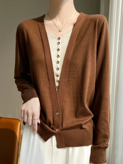 Fall/Winter 2024 New 100% Merino Wool Fashion Knitted Cardigan Women's V-neck Colour-matching Shirt Wearing a Knitwear