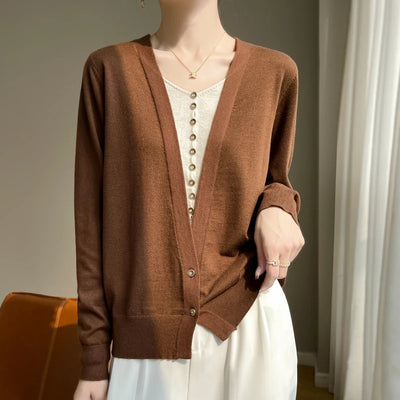 Fall/Winter 2024 New 100% Merino Wool Fashion Knitted Cardigan Women's V-neck Colour-matching Shirt Wearing a Knitwear