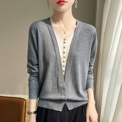 Fall/Winter 2024 New 100% Merino Wool Fashion Knitted Cardigan Women's V-neck Colour-matching Shirt Wearing a Knitwear