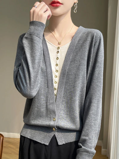 Fall/Winter 2024 New 100% Merino Wool Fashion Knitted Cardigan Women's V-neck Colour-matching Shirt Wearing a Knitwear